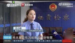 小区惊魂！单亲妈妈因女儿夜不归宿，从七楼狂扔女儿物品被判刑！