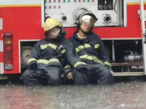 让人心疼的消防员...本想坐一会，却在风雨中睡着了