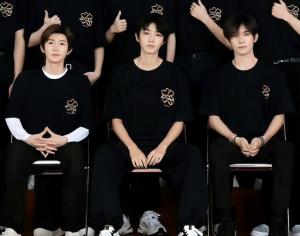 9亿阅读量！时代峰峻全家福爆了热搜！TFBOYS王俊凯队长变族长-图4