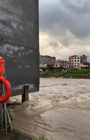 湖南加油！湖南平江大暴雨，致使县城被淹，天灾无情人有情！-图8