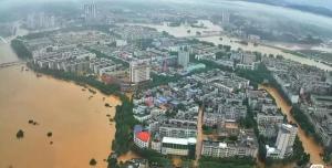 湖南加油！湖南平江大暴雨，致使县城被淹，天灾无情人有情！-图10