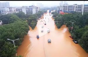 湖南加油！湖南平江大暴雨，致使县城被淹，天灾无情人有情！-图12