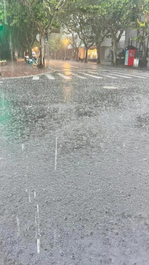 全国第一！上海今天的雨好大好大！上海暴雨都直接冲上热搜了-图1