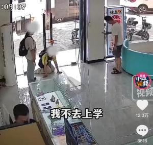 两名女孩回收店卖电脑，老板关门扣人！女孩下跪求放走