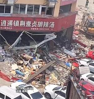 南阳一门店发生燃气闪爆致20人受伤，现场一片狼藉，满地散落石块