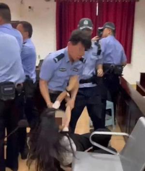 闹起来了！女助理休庭被围堵，女律师拍照被法警摔倒，评论炸锅了  第1张