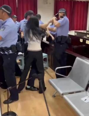 闹起来了！女助理休庭被围堵，女律师拍照被法警摔倒，评论炸锅了  第6张