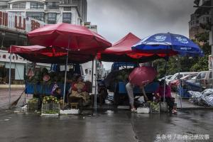 每年5-8月份卖瓜季节是王大姐最忙时候，生意好的一天能卖上千元