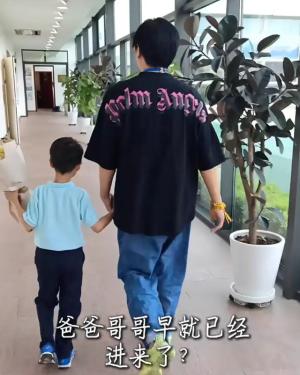 陈龙章龄之参加儿子毕业典礼，11岁酒酒高壮，陈龙与家长合影僵硬