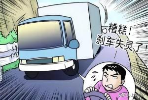 印度一公交车刹车失灵乘客跳车！三哥展现惊人操作，跳车保平安！