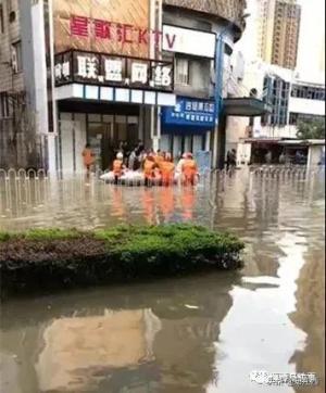 鹰潭连日降雨，多处积水、车辆被淹！白露桥洞表现如何？