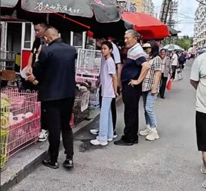 贾乃亮携甜馨回哈尔滨过暑假，又高又瘦像妈妈，全程抗拒别人拍摄  第1张