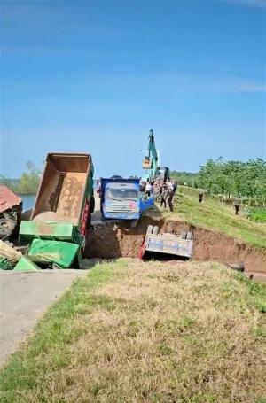 岳阳洞庭湖一线堤防发生决堤，5000人紧急转移，村民：已开车到达安全地带