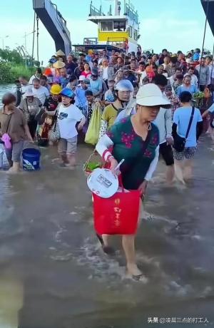 岳阳华容封堵决口预计6—7天，运石头卡车排队成龙，水电铁军现身  第16张