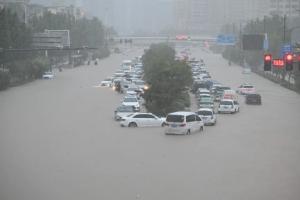 河南省暴雨来袭，多地发布农田渍涝中风险预警，农业生产面临挑战