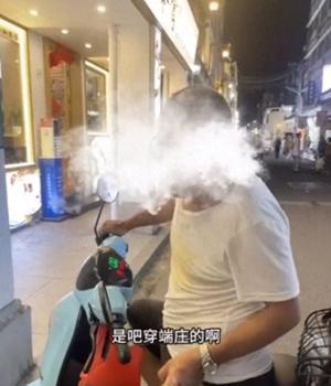 女子穿吊带游玩潮州古城，被电动车男子指责“不端庄”，景区：构成骚扰，会向警方反映