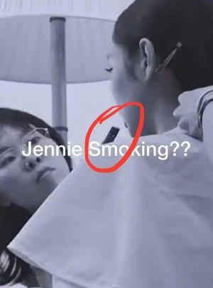 Jennie疑似在室内吸烟，被韩网友举报，不在韩国是否受处罚引关注-图3