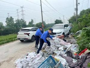 仅凭蛛丝马迹，还是找到违法偷倒建筑垃圾人员-图1